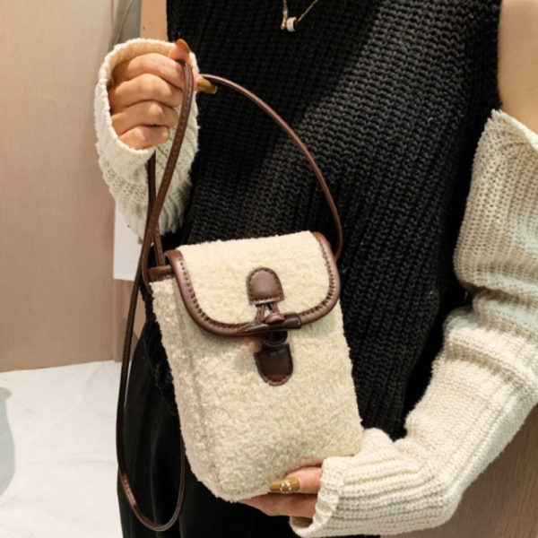 [패션플러스][다잇템]여자 시어링 양털가방 떡볶이단추 크로스백