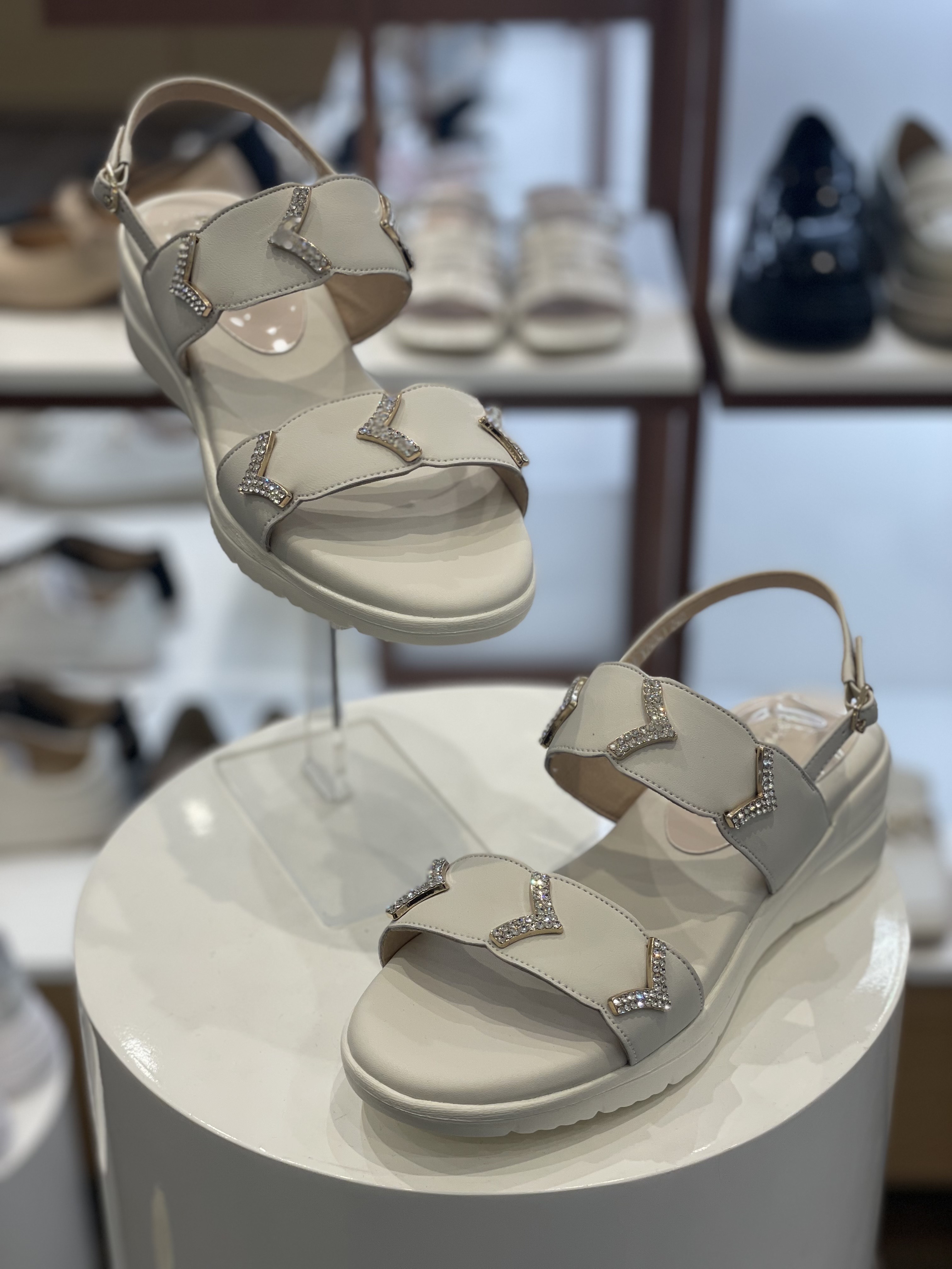 [롯데백화점] 탠디 미셸 by 탠디 여성 큐빅장식 캐쥬얼 쿠션샌들 굽5.5cm LGX24041S 2COLOR LE1216967638