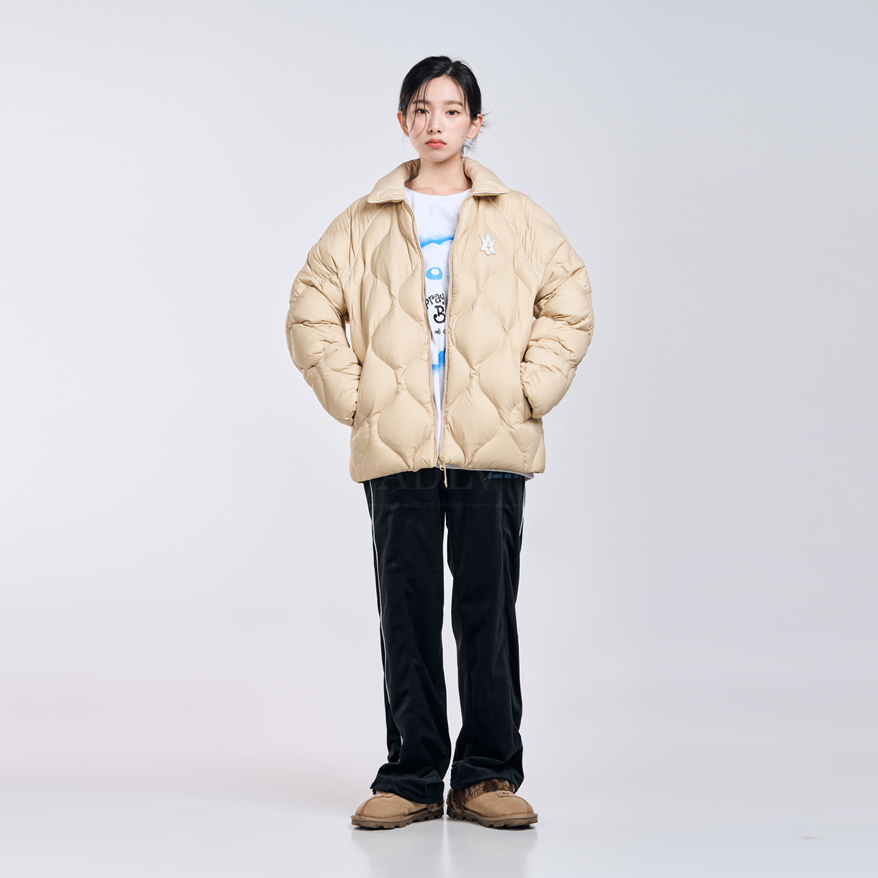 [롯데백화점] 아크메드라비 여성 A LOGO EMBLEM PATCH QUILTING DOWN JACKET BEIGE LE1212874608