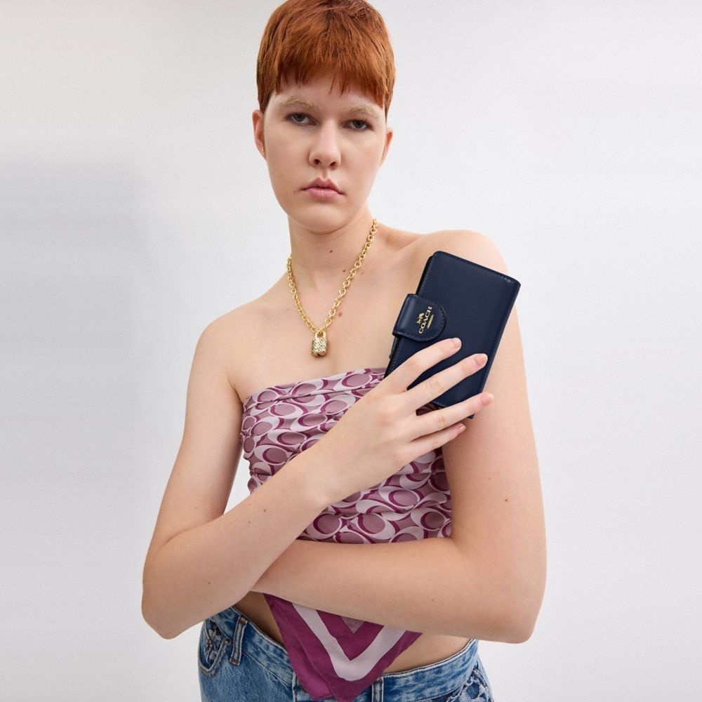 코치 체리 프린트가 있는 미디엄 코너 지퍼 지갑 CZ762 골드/트루 네이비