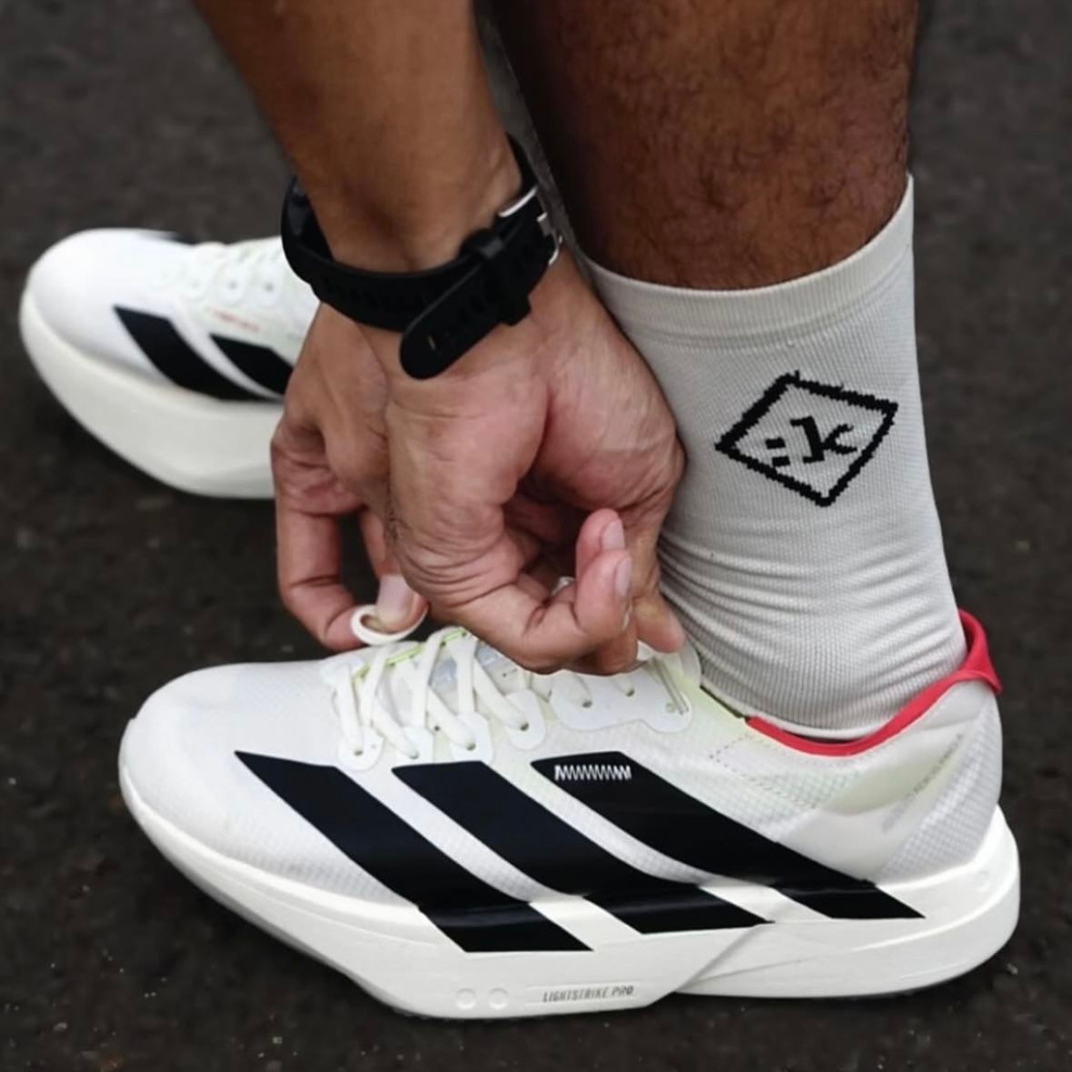 [해외] 아디다스 아디제로 아디오스 프로 4 런닝화 마라톤 화이트 블랙 JR1094