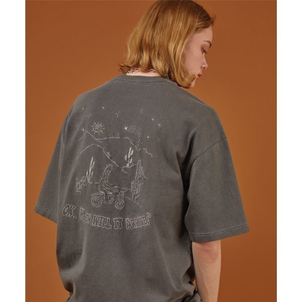 꼼파뇨 CPGN STUDIO 오아시스 피그먼트 자수 반팔 딥챠콜 SP020320 824609