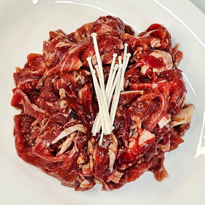 춘복상회협력업체 투뿔 한우 스지 불고기 300g + 소 불고기 양념 소 불고기감 쇠불고기 생불고기 투쁠 한우 소불고기 용고기