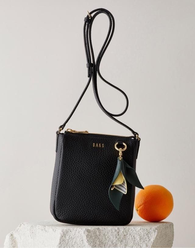 [롯데백화점] 닥스 ACC [MISTY FLOWER] 블랙 플라워 참장식 가죽 미니 크로스백 DCBA2F541BK LE1211432395