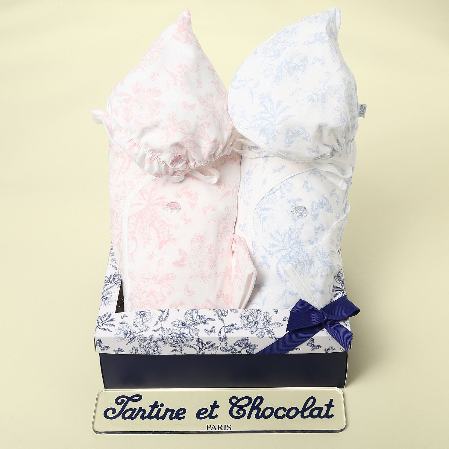 [롯데백화점] 타티네 쇼콜라 (쌍둥이출산선물세트)트왈드배냇저고리+요정모자세트(핑크+블루)TNORAG192P-18