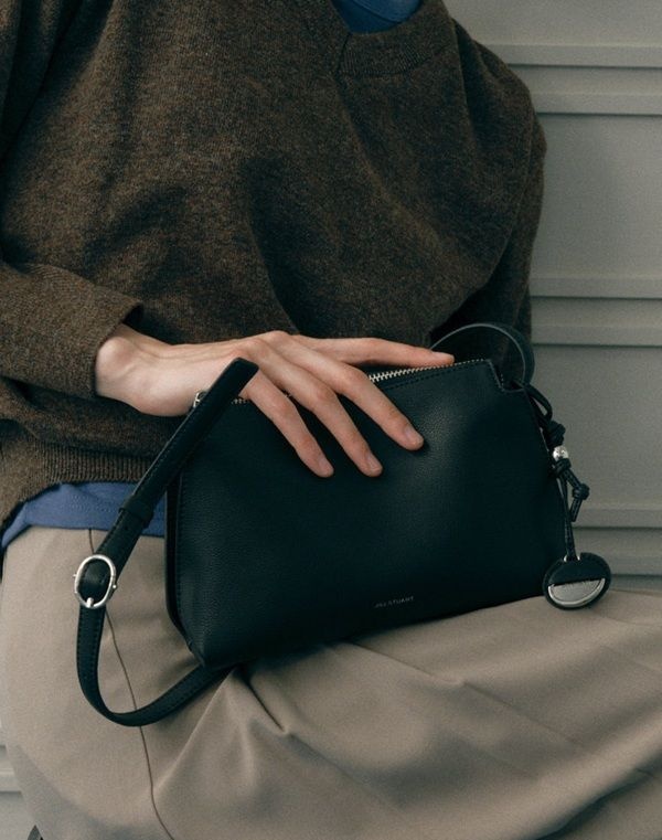 [롯데백화점] 질스튜어트 뉴욕 [하트양말증정] MINUTE 블랙 가죽 참장식 미니숄더백 JABA5F021BK