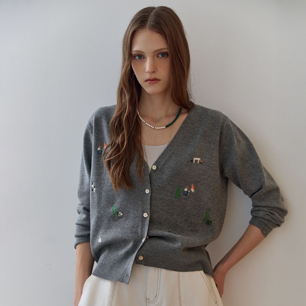 캠핑 일러스트 자수 V넥 니트 가디건 ZE10QD016NA, image size:1000x1000