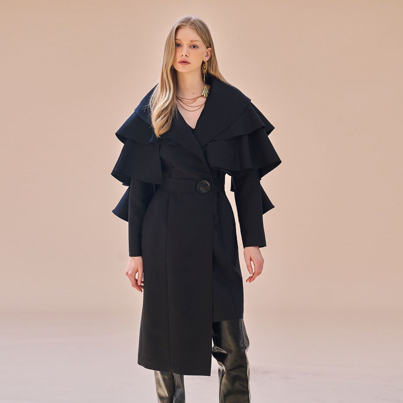 [롯데백화점] 까이에 와이드 칼라 러플 케이프 언밸런스 롱 코트 K02CCO008 LE1220485451