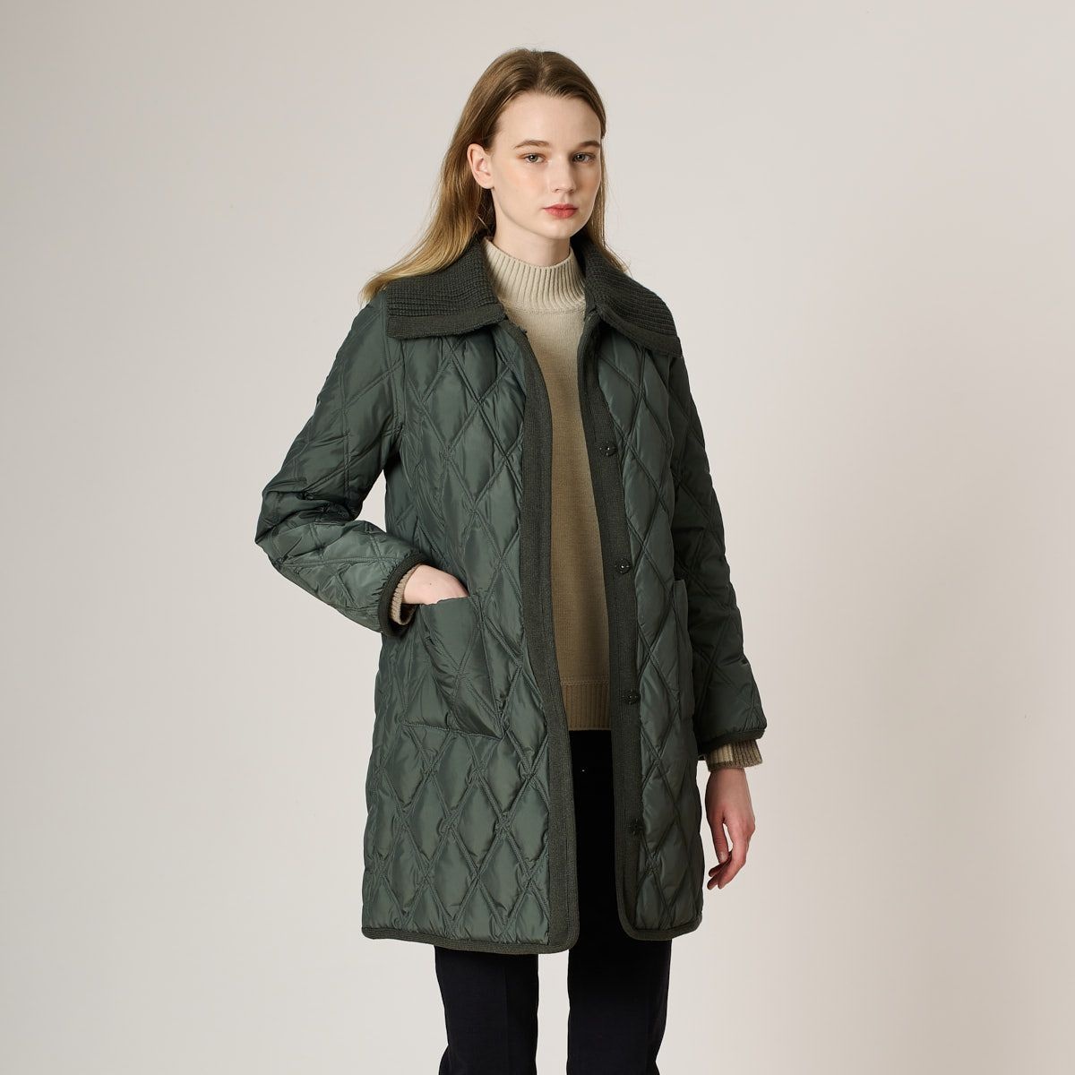 [롯데백화점] BCBG 드로우스트링 니트카라 구스 다운 B4D9F803 (B3W9F803) LE1218238324