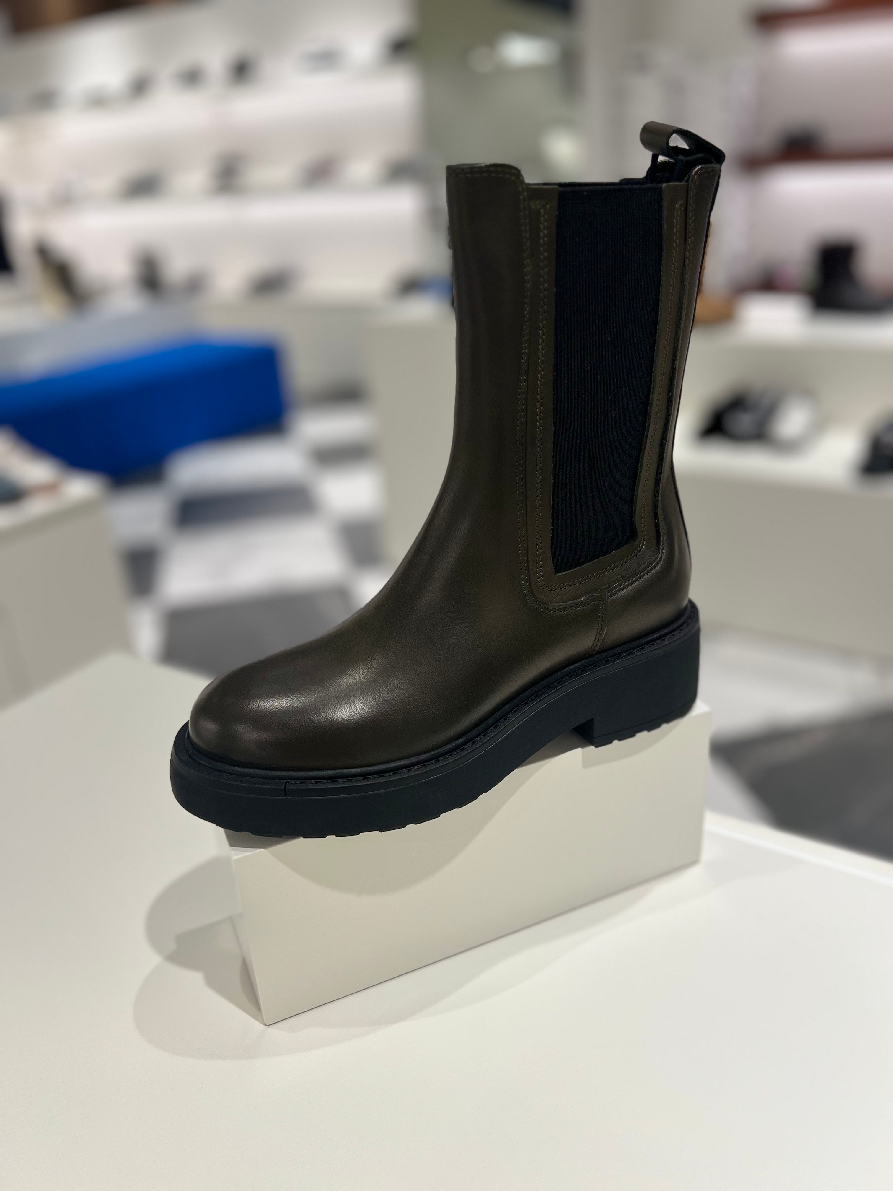 [롯데백화점] 슈콤마보니 클래식 첼시 부츠(카키) DG3CW24601KHI_롯데기흥점 LE1220518297