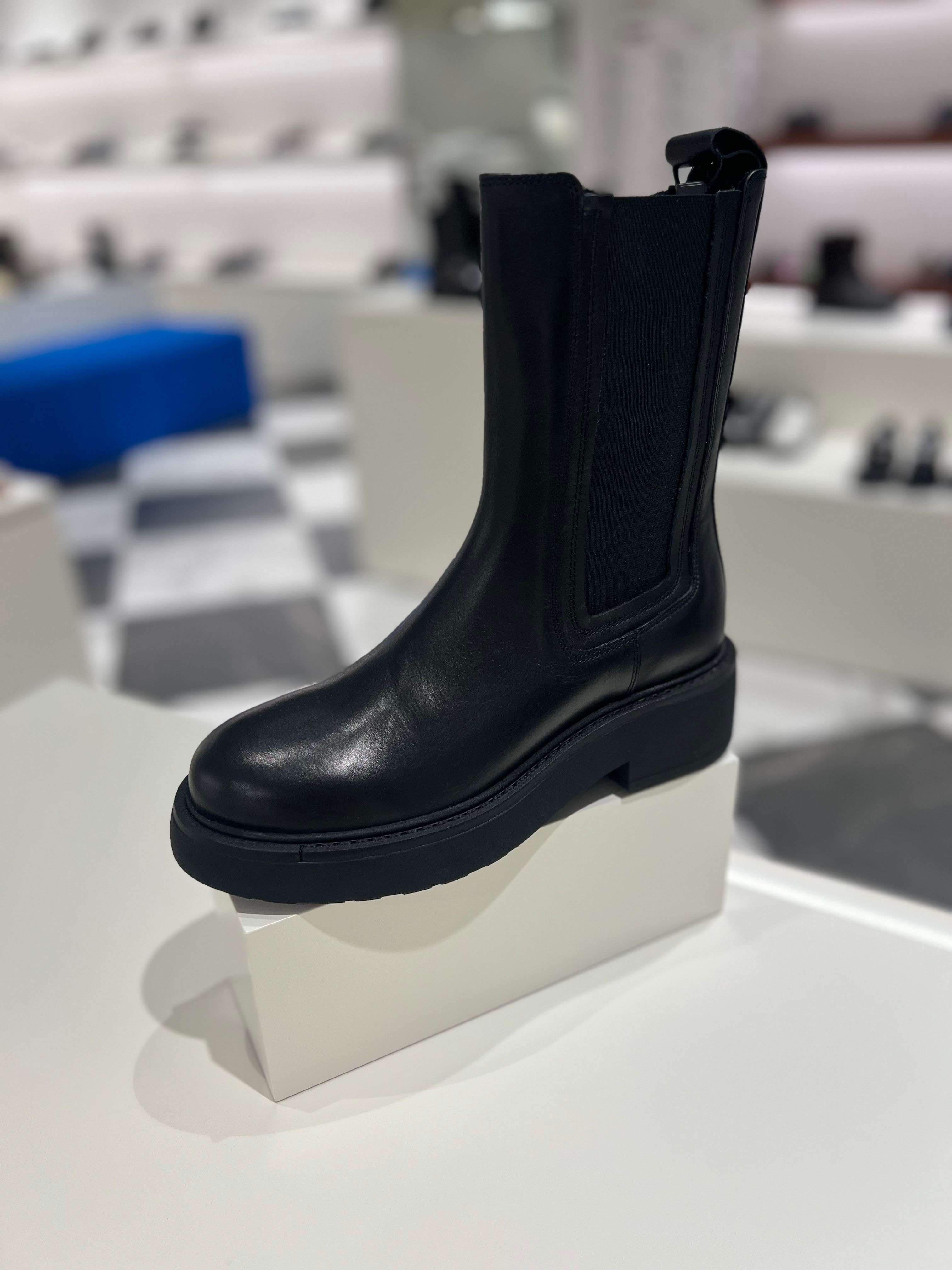 [롯데백화점] 슈콤마보니 클래식 첼시 부츠 (블랙) DG3CW24601BLK_롯데기흥점 LE1220518273