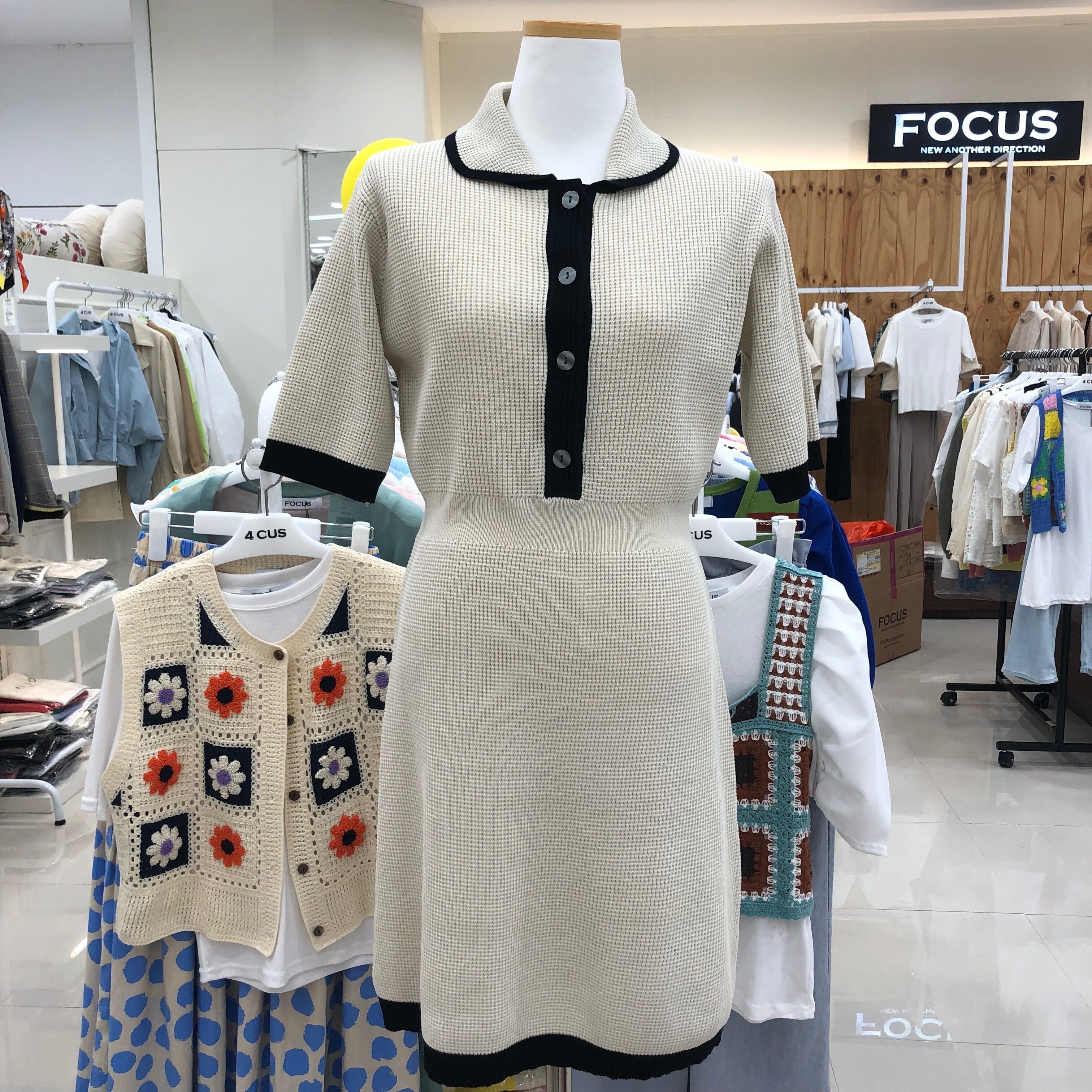 포커스 [모다아울렛][포커스]둥근 카라 배색 미니 니트 원피스 fm2d7op0353_JK 전주김제점