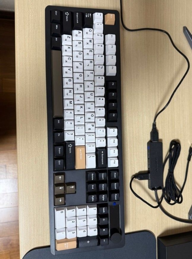 프리플로우 아콘 AK74 104키 유무선 키보드 (마에스트로 저소음 피치축 V3)