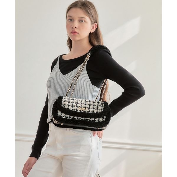 <매장정품> 게스 GUESS 크리스티_CRISTI 엣지 퍼 장식 플랩백 HP3A3A13 470290