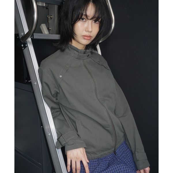 [PLACE STUDIO][플레이스 스튜디오] 하이넥 스탠다드 스트랩 비조 포인트 블루종 집업 자켓 [차콜]