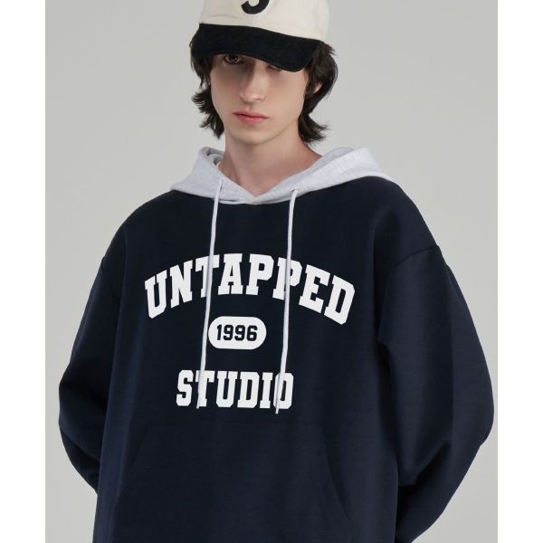[UNTAPPED STUDIO][12월 15일 배송] 언탭트 스튜디오 1996 STUDIO 그래픽 오버핏 배색 후드티셔츠 네이비 390096