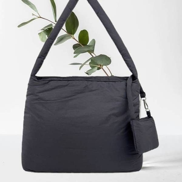 따듯하고 포근한 패딩 소재의 디자인으로 일상에서 사용하기에 적합하고 ...