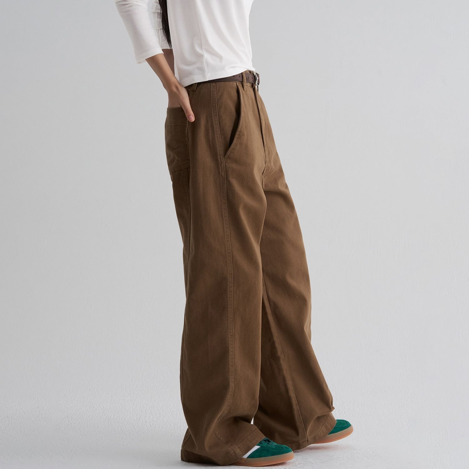 [롯데백화점] 에잇세컨즈 여성 피치 코튼 트윌 커브드 팬츠  브라운 325X21LY5D LE1220398855