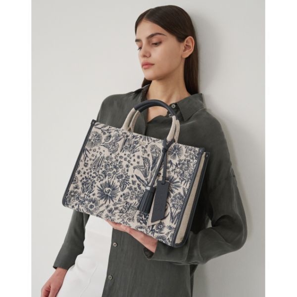 DAKS WOMENS ACCESSORIES <매장판> DAKS WOMENS ACCESSORIES 네이비 플라워자수 자카드 토트백 M DCBA6E655N2 169705