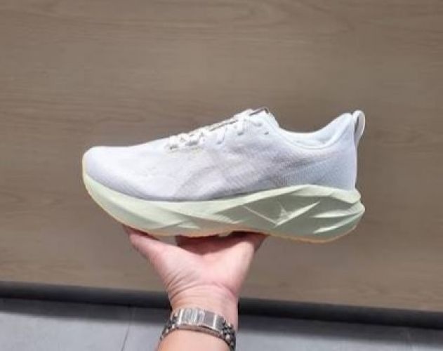 [해외] 아식스 노바블라스트 5 화이트 폰 2E 남성 런닝화 조깅화 1011B974-101