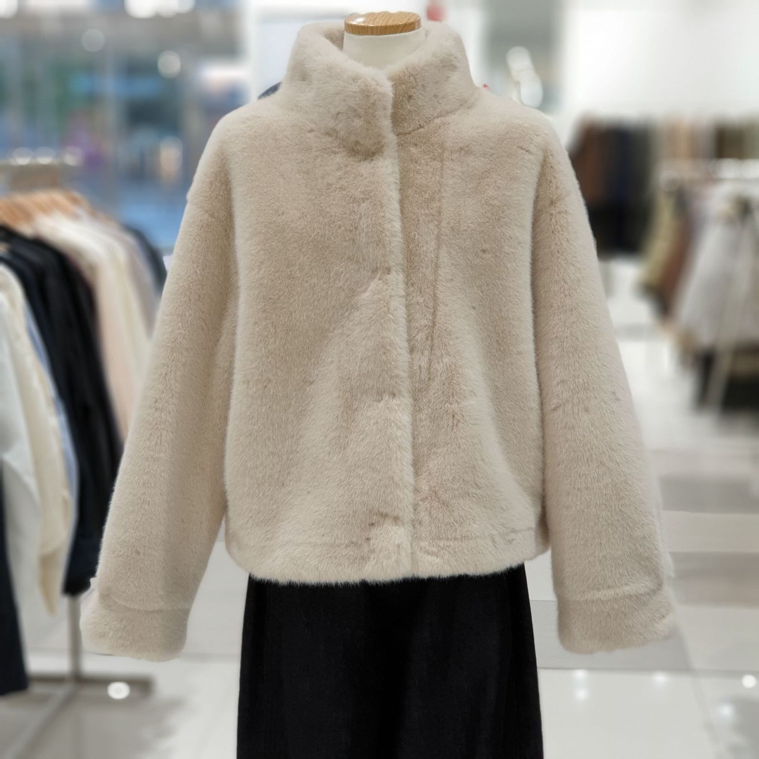 [롯데백화점] 온앤온 하이넥 소프트 페이크퍼 재킷 NJF5WJC99