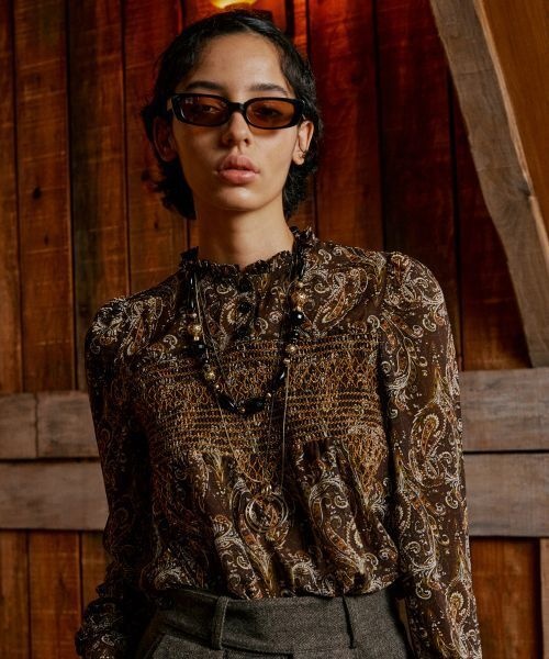 펜필드 PENFIELD 페이즐리 쉬폰 스모킹 자수 블라우스 브라운FS1WR10F