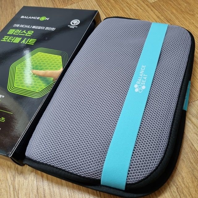 밸런스온 밸런스온 기능성 포터블 휴대용 시트 1입 (여행용 피크닉 수험생 비행기 접이식 벌집 쿨링 쿨 접이식방석)