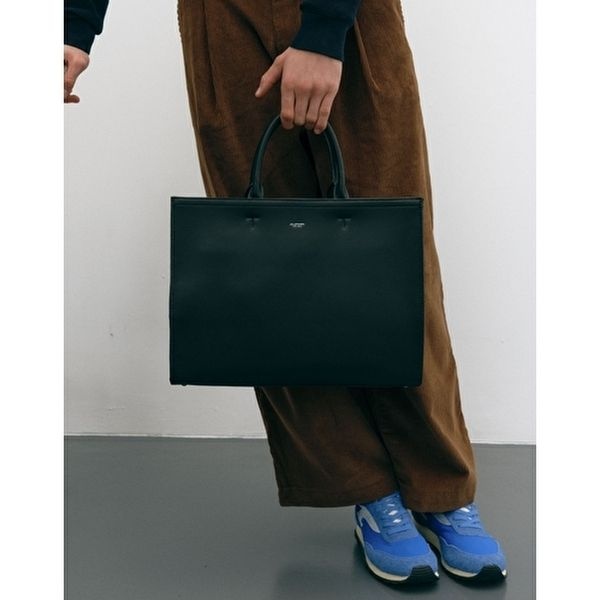 [질스튜어트]질스튜어트 액세서리 남성 [삭형콜라보][ROGAN] 로건 블랙 레더 심플 토트백  (JUBA6E941BK)