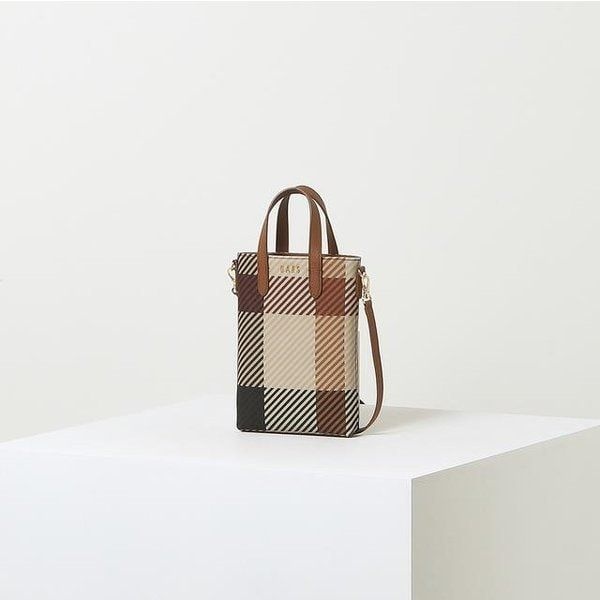 <매장정품> DAKS 닥스 DCWA3E501 [HOUSE CHECK MAXI_ ECO] 브라운 로고장식 가죽 미니크로스백 998534