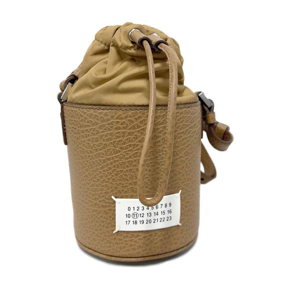 메종 마르지엘라 15주년 5AC 마이크로 버킷백 카멜브라운 S56WG0164 P0396 T2281