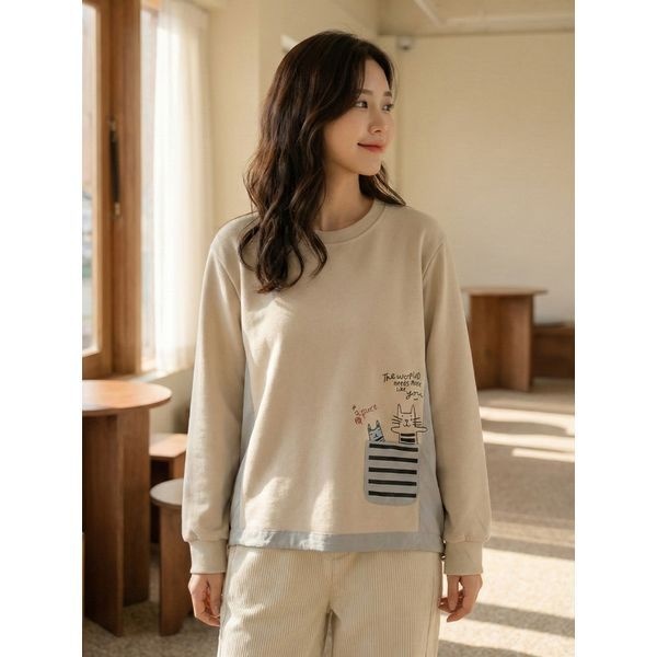 마담4060 엄마옷 여성 데일리 캣프렌즈배색포켓티셔츠-FATE2601001