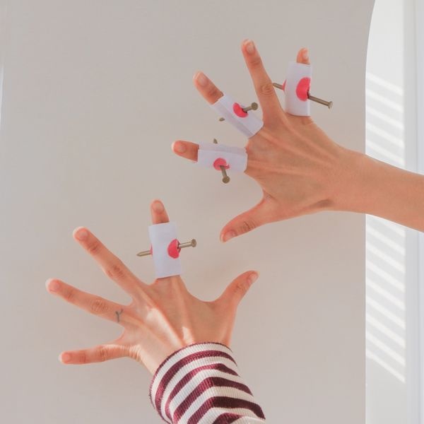 갓샵 [하프클럽]할로윈 피묻은 가짜 손가락 못 소품 페이크 귀신 좀비 특수 분장 공포 코스프레 마술 도구 깁스 관통못