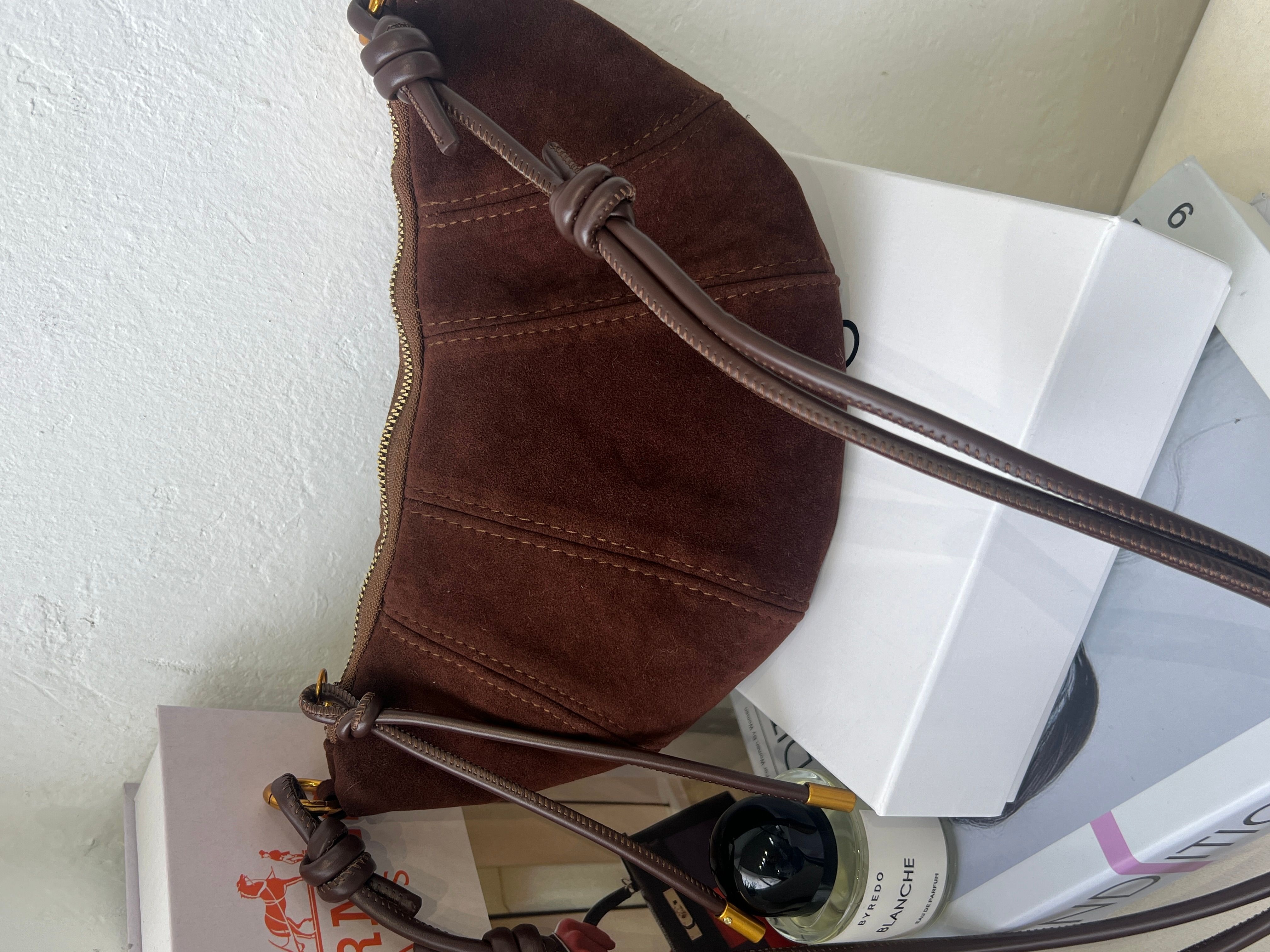 다비몽 / 코로이 스웨이드 반달 숄더백