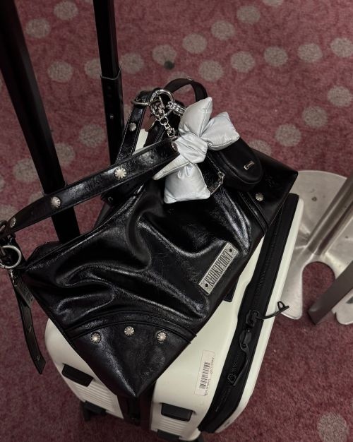 4월 2일 도착예정 KHAKIPOINT Stud Shoulder Bag black