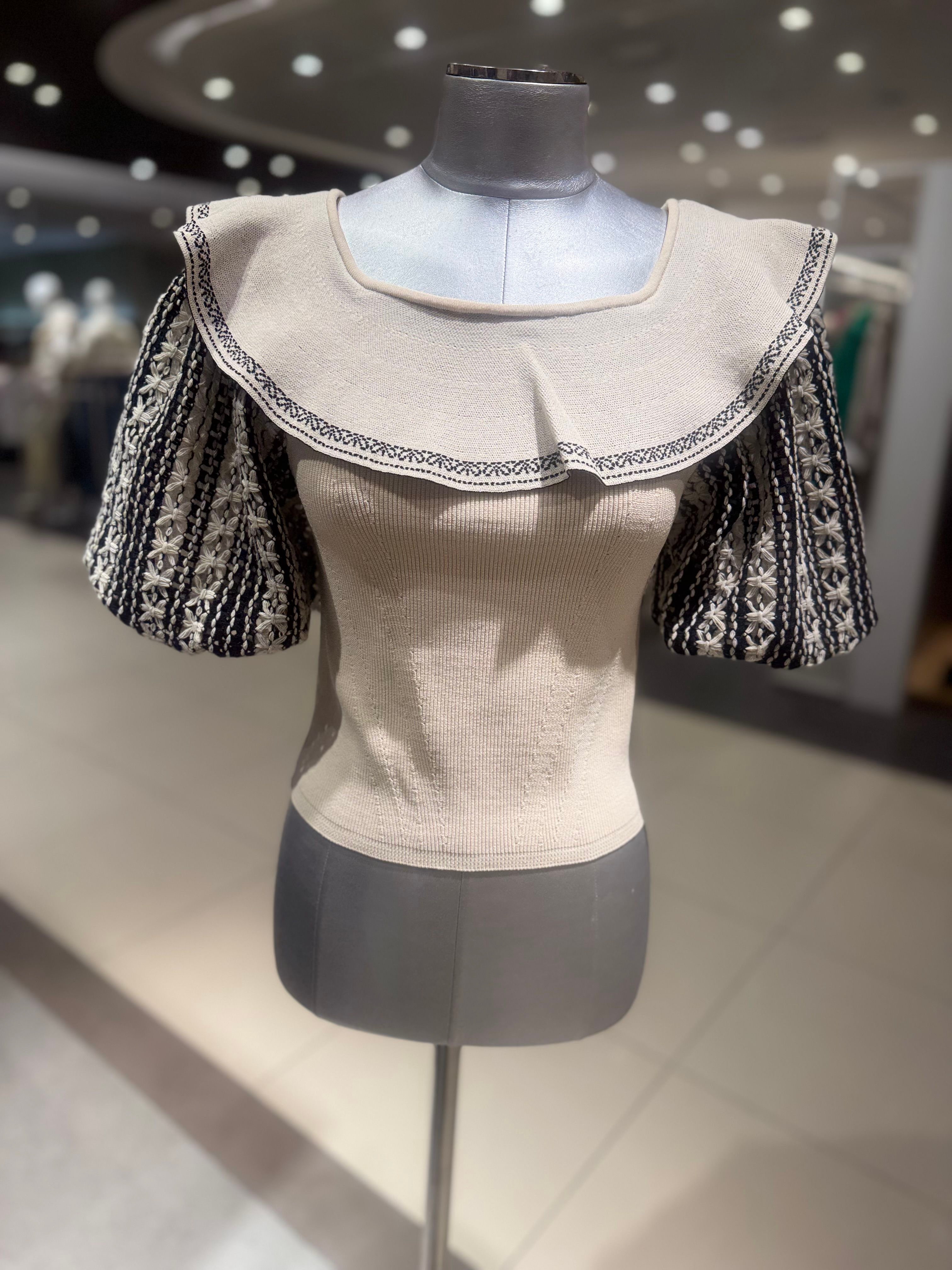 에고이스트 에고이스트 러플 카라 볼륨 소매 슬림 니트 티셔츠 EQ2KH560 한정수량 (2548775 )