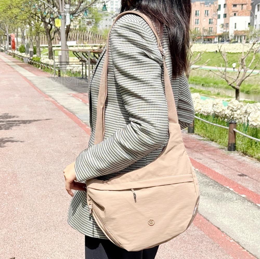 나일론 반달백 가벼운 하프문 크로스백 대학생 필수아이템