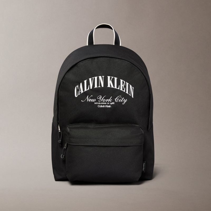 캘빈클라인 진 [CK ACC] 남녀공용 그래픽 라운드 백팩 4D3345G UB1 - 블랙
