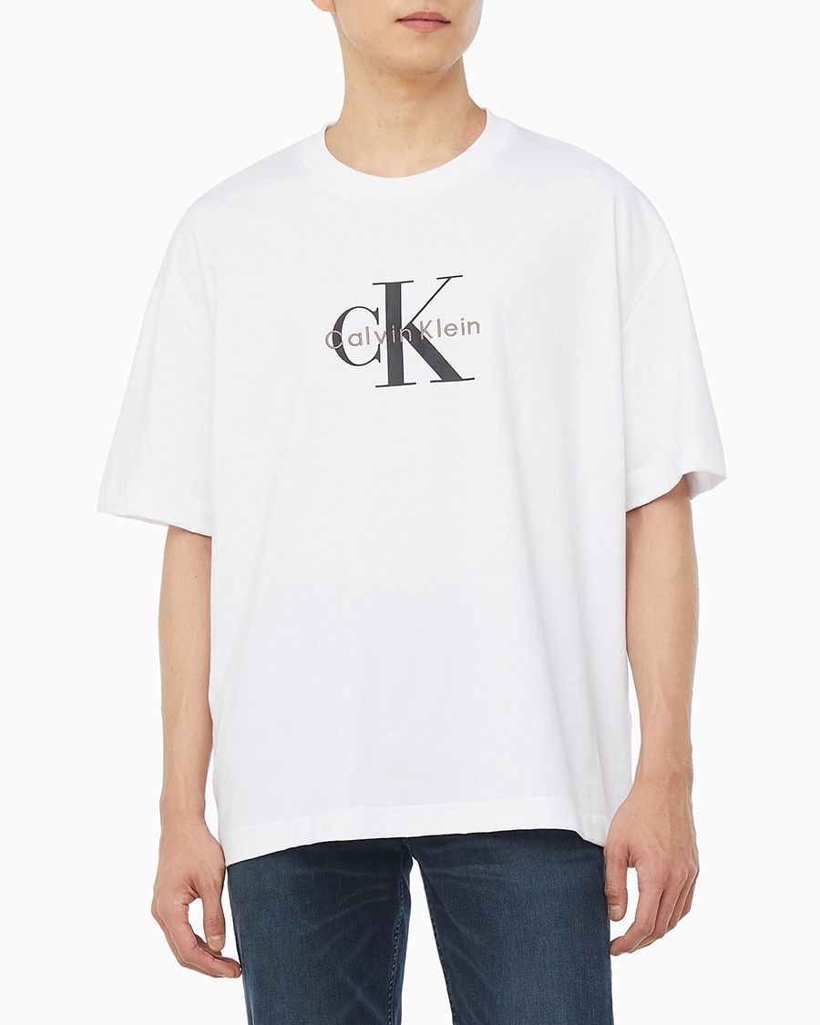 [롯데백화점] 캘빈클라인 진 공용 CK 오버핏 모노그램 로고 반팔 티셔츠 화이트 4RAB823 (4RAB823-YAF) LE1221277336