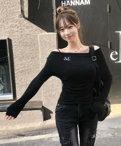 4월 2일 배송 MUCENT 리브르 오프 숄더 언발란스 굴림 긴팔 티 4컬러 1219518