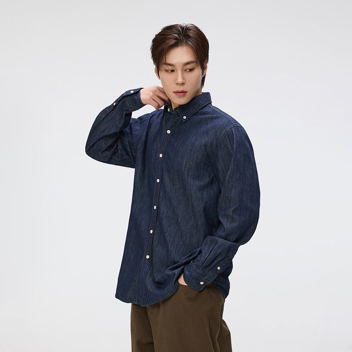 데님 레귤러핏 셔츠_SPYJFA9M01