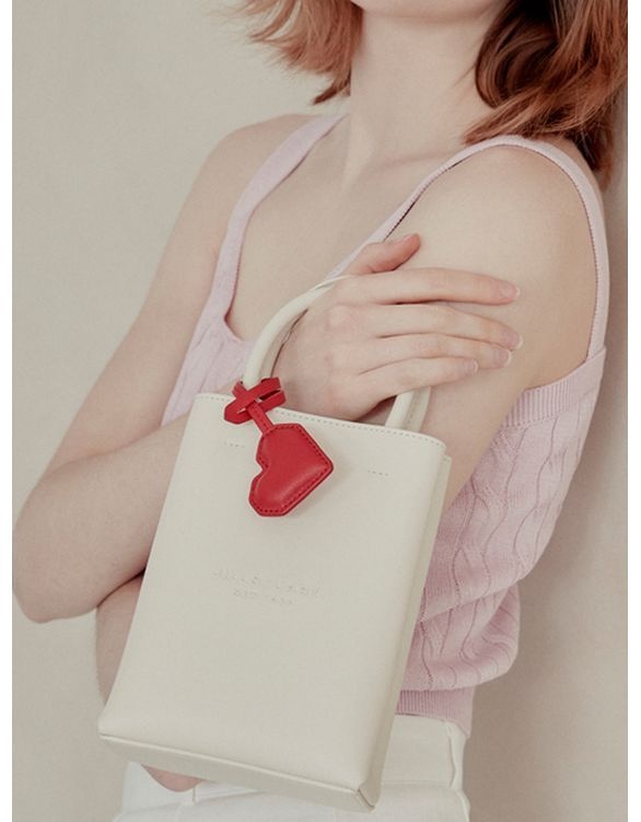 질스튜어트 악세서리 질스튜어트 악세서리 아이보리 페이퍼 하트참 미니크로스백 JAWA3E367I2 767386