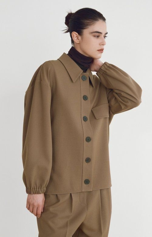 NUVO10 NUVO10 리안 우드버튼 레귤러 칼라 블라우스 VWBLMK4800