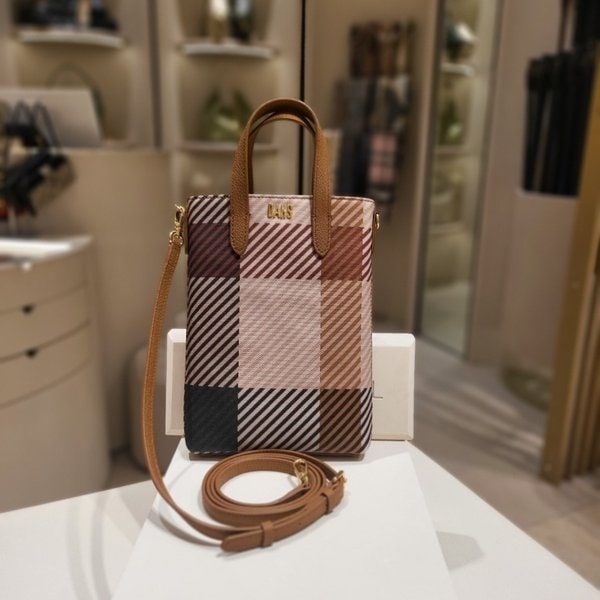 닥스 <매장정품> DAKS 닥스 DCWA4E501W2[GREAT HOUSE CHECK PVC] 브라운 로고장식 가죽 미니크로스백 1333920