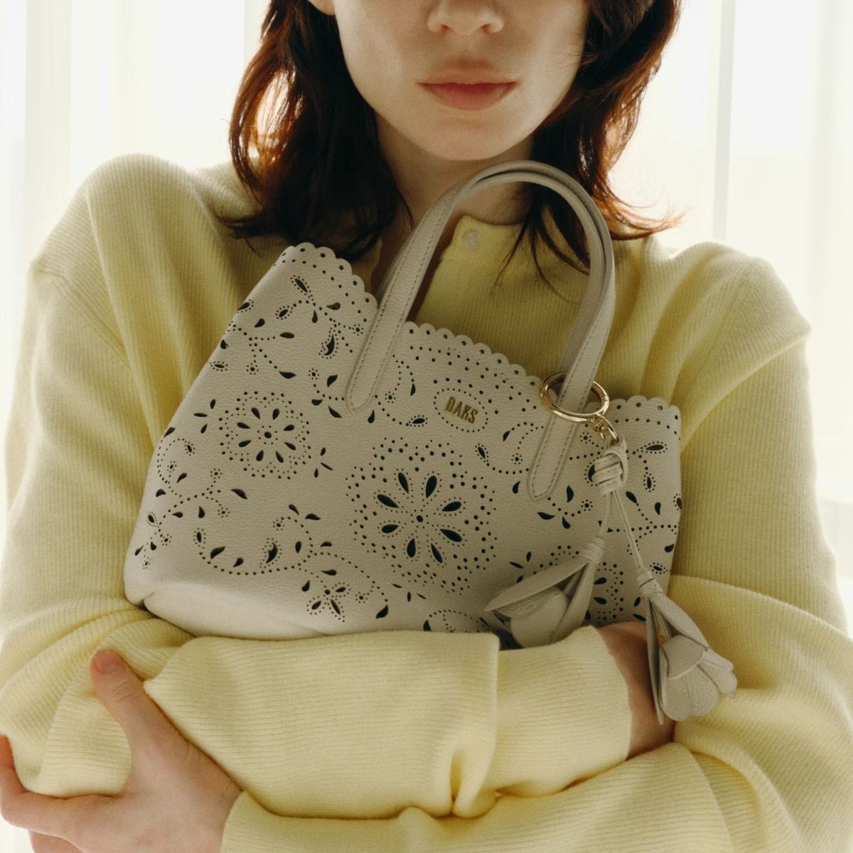 <매장정품> DAKS 닥스 DCBA6E585IV [MISTY LEAF PUNCHING] 아이보리 소가죽 플라워 펀칭 토트백 S 1332884