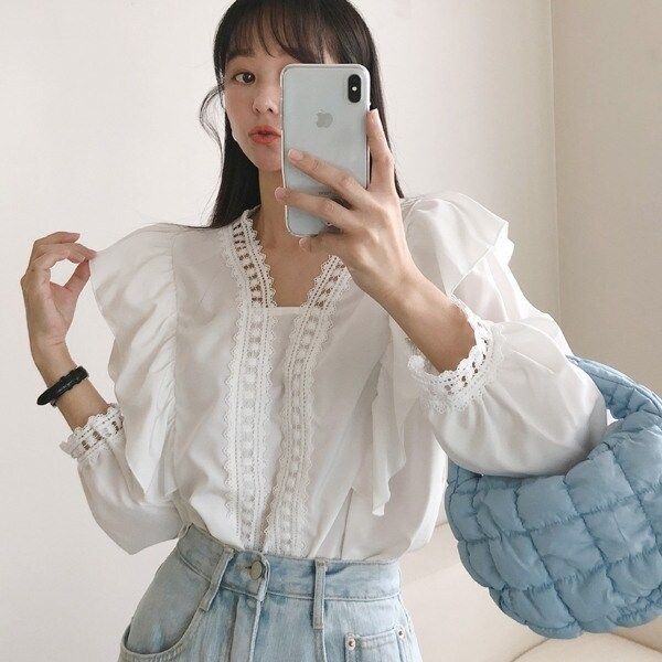 아르헨티 브이넥 레이스 봉긋 어깨 프릴 블라우스