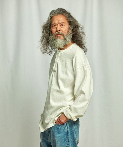 프리즘웍스 10S SOLID HENLEY NECK TEE WHITE