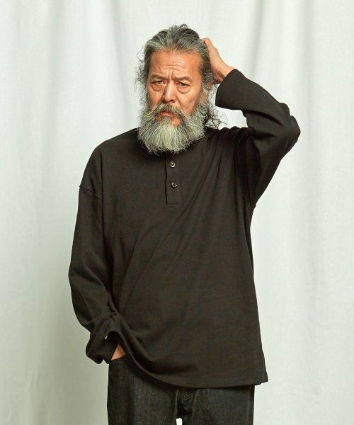 프리즘웍스 10S SOLID HENLEY NECK TEE BLACK