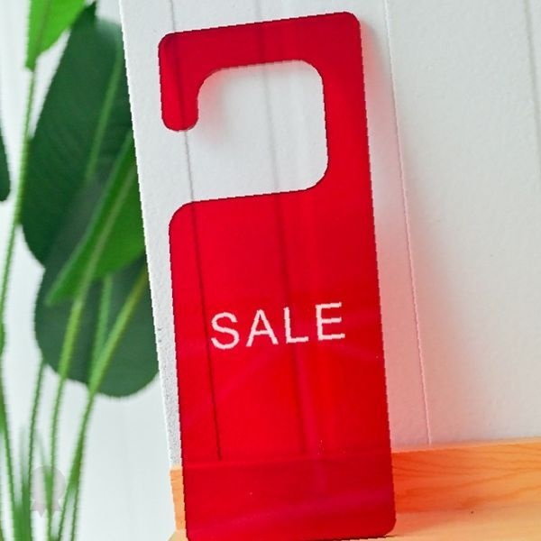 oem 매장 판촉 홍보 안내판 빨강 투명 아크릴 소재 문고리 걸이 방식 할인 행사 세일