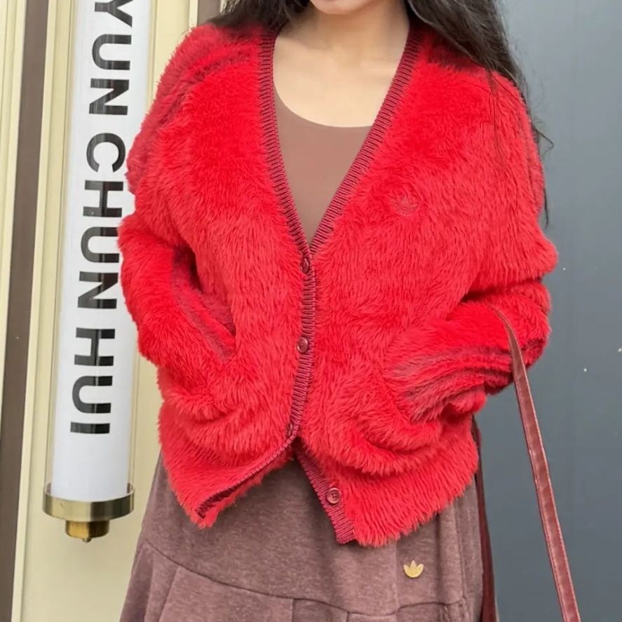 아디다스 [해외] 아디다스 오리지널 우먼스 CNY 뽀글이 클라우드 소프트 퍼 가디건 레드 KT3171