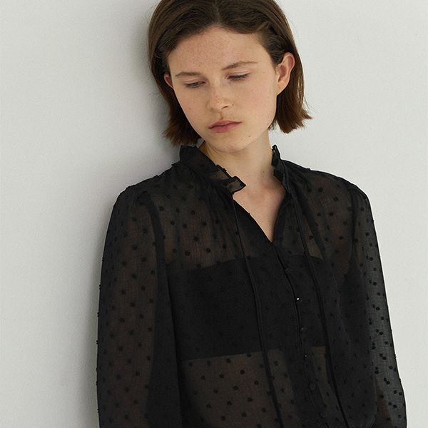 [롯데백화점] 아틀리에 나인 V-NECK DOT SHIRRING BLOUSE (BL-4269)